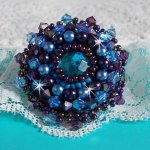 Royal Blue Roses ring broderet med en glascabochon og smukke barokperler